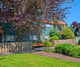 Menlo Manor Apartments in Beaverton, OR - Foto de edificio - Building Photo