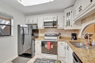 7101 Golf Colony Ct, Unit 102 in Greenacres, FL - Building Photo