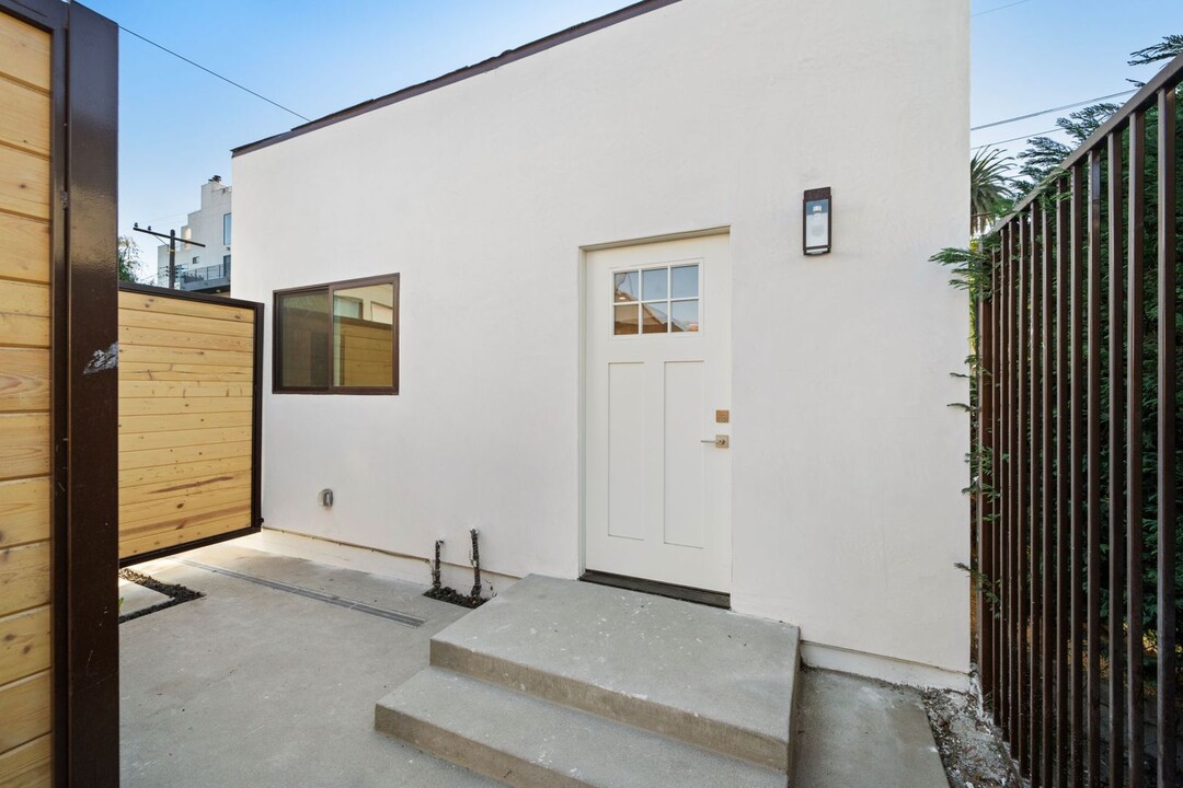 2105 Camden Ave in Los Angeles, CA - Building Photo