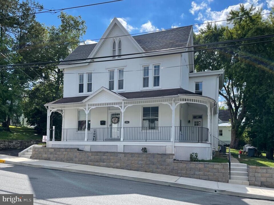 214 S Main St in Spring City, PA - Building Photo