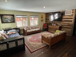 815 Capistrano Ave in South Lake Tahoe, CA - Foto de edificio - Building Photo