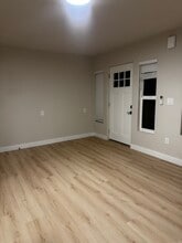 7416 N Albina Ave in Portland, OR - Foto de edificio - Building Photo