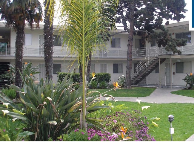 Cathay Gardens Apartments in Castro Valley, CA - Foto de edificio - Building Photo