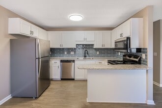 Spring Lake Apartments in Greenville, NC - Foto de edificio - Building Photo