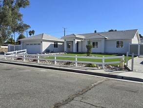 1615 El Nita Ln in Hemet, CA - Foto de edificio - Building Photo