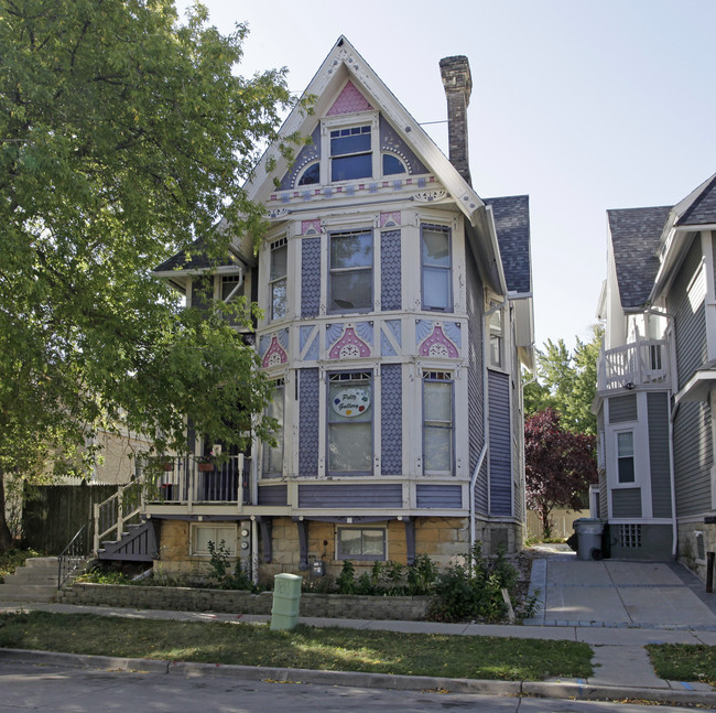 1119 E Knapp St in Milwaukee, WI - Foto de edificio - Building Photo