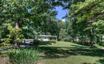 560 Riceville Rd in Asheville, NC - Building Photo