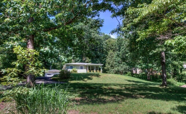 560 Riceville Rd in Asheville, NC - Building Photo