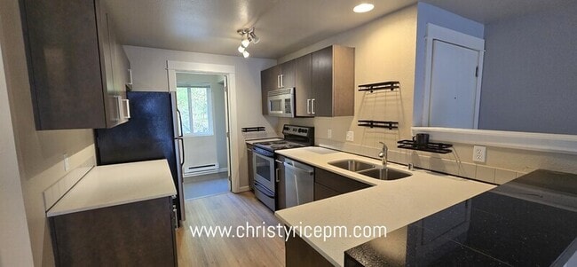 718 Kirkland Cir in Kirkland, WA - Building Photo - Building Photo