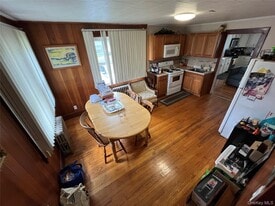 75 Brefni St in Amityville, NY - Building Photo