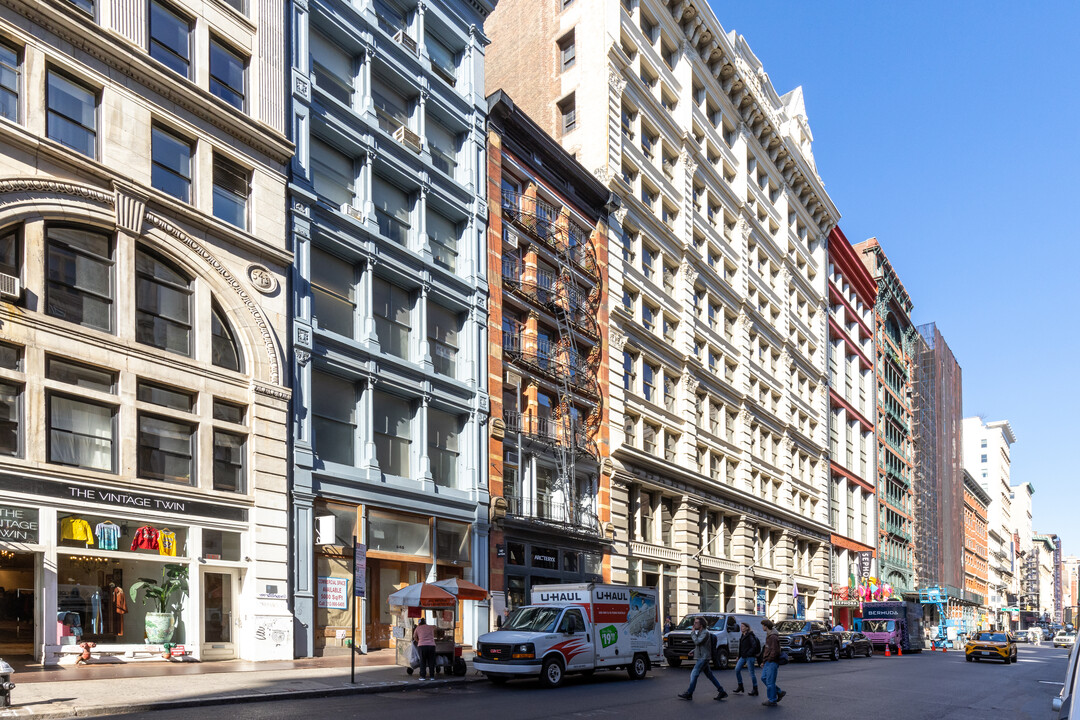 547 Broadway in New York, NY - Building Photo