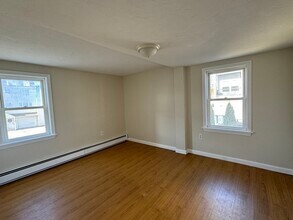 16 Cox Ct, Unit 2 in Beverly, MA - Foto de edificio - Building Photo