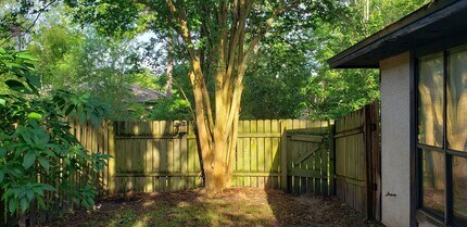 5014 Knightsbridge Cir N in Jacksonville, FL - Building Photo - Building Photo