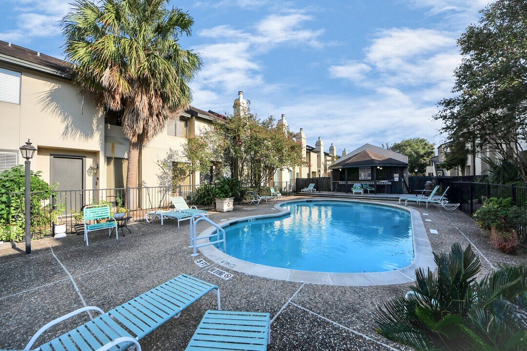 1112 Bering Dr in Houston, TX - Building Photo