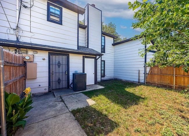 2332 Sherry St in Arlington, TX - Foto de edificio - Building Photo