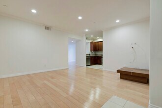 556 E Palm Ave, Unit 102 in Burbank, CA - Building Photo - Building Photo