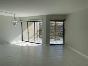 5751 Camino Del Sol in Boca Raton, FL - Foto de edificio - Building Photo