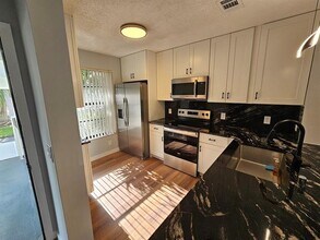 204 Lake Pointe Dr in Oakland Park, FL - Building Photo - Building Photo
