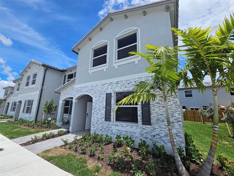 115 SE 11th St in Florida City, FL - Building Photo