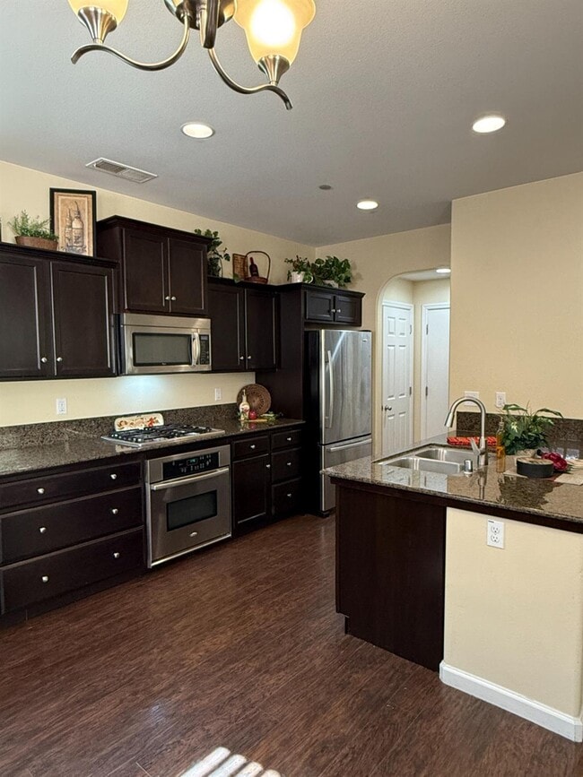1523 N Strada Way in Clovis, CA - Building Photo - Building Photo