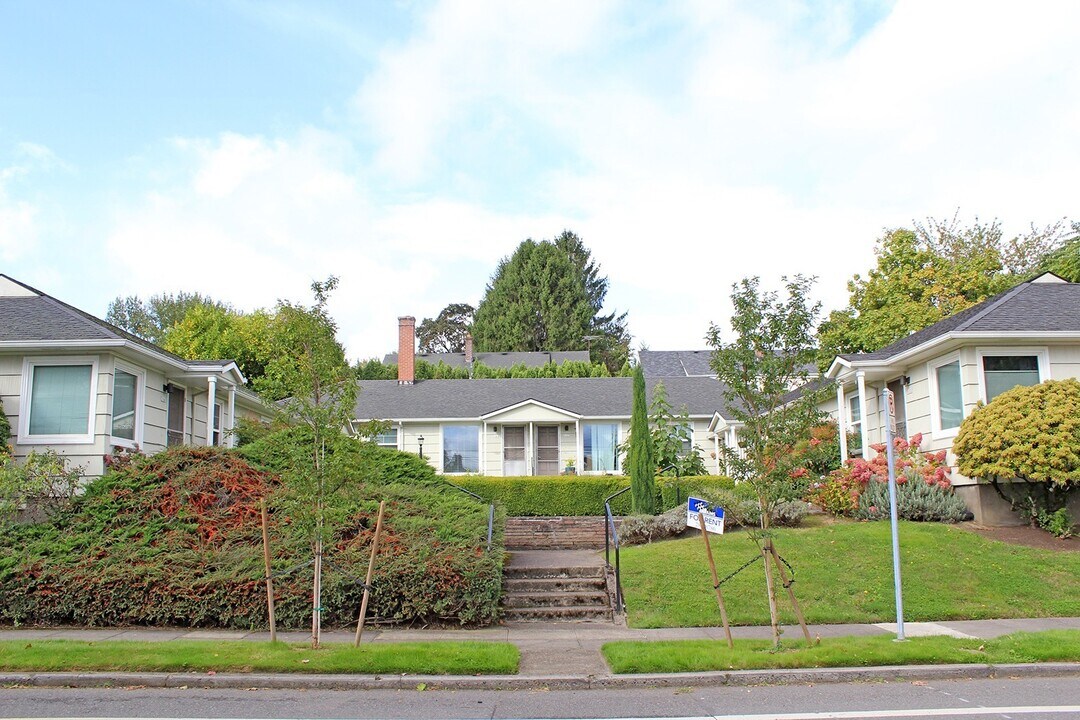 5131-5147-5147 SE 17th Ave in Portland, OR - Building Photo