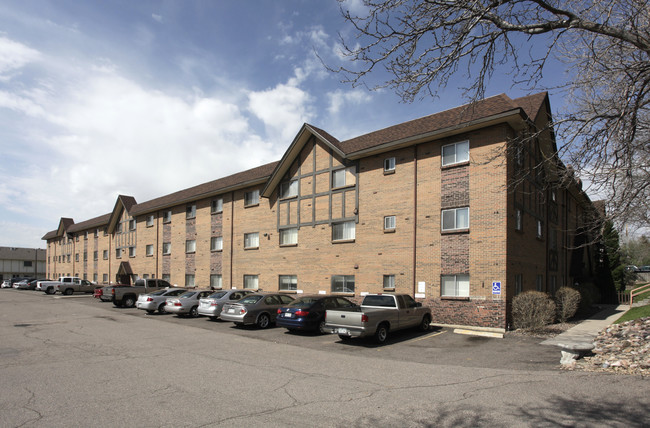 Crestview Apartments in Arvada, CO - Building Photo - Building Photo