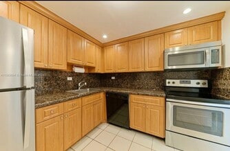 8101 SW 72nd Ave, Unit 414W in Miami, FL - Foto de edificio - Building Photo