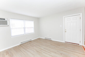 554-556 Broad St in Portsmouth, VA - Building Photo - Interior Photo