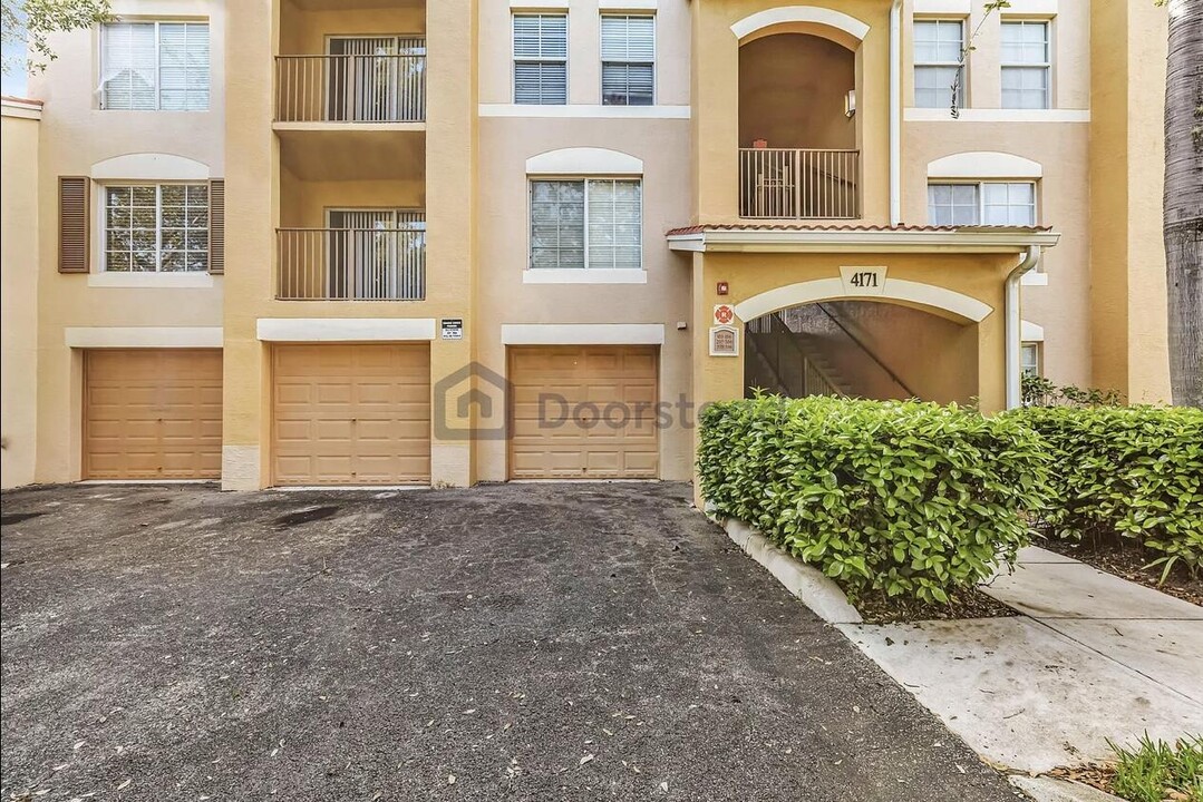 4171 San Marino Blvd in West Palm Beach, FL - Building Photo