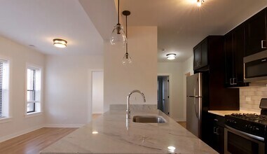 2203 W Eastwood Ave, Unit 2 in Chicago, IL - Foto de edificio - Building Photo