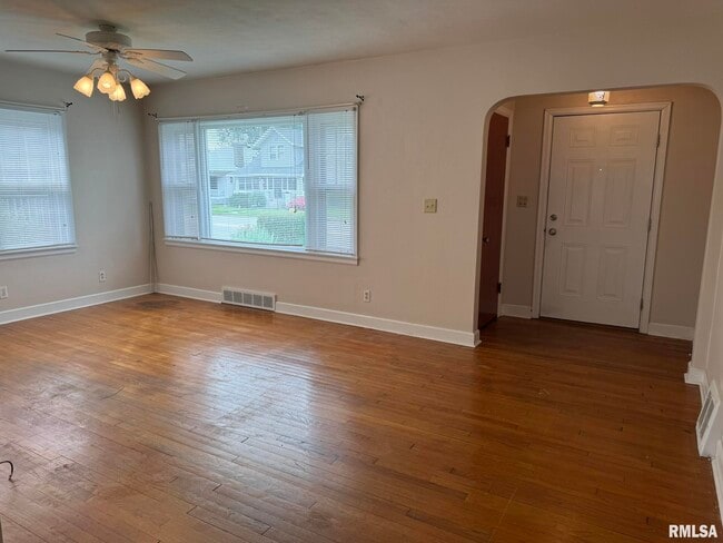2711 E Locust St in Davenport, IA - Building Photo - Building Photo