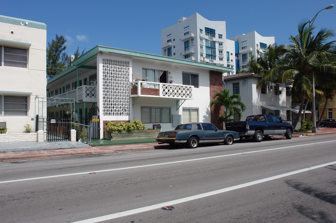 7715 Harding Ave in Miami Beach, FL - Building Photo