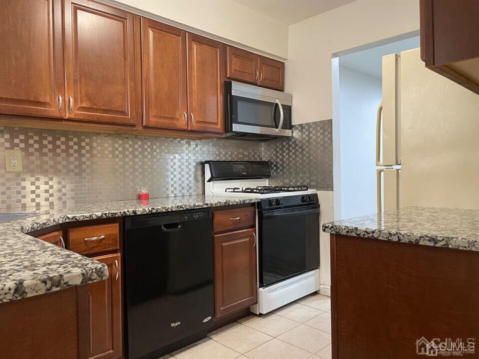 115 Redbud Rd in Piscataway, NJ - Building Photo