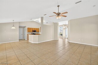 3824 NE 17th Ave in Cape Coral, FL - Foto de edificio - Building Photo
