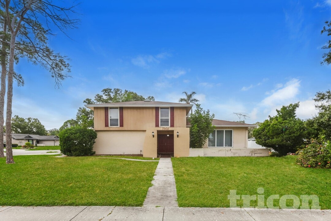 7302 Barry Rd in Tampa, FL - Building Photo