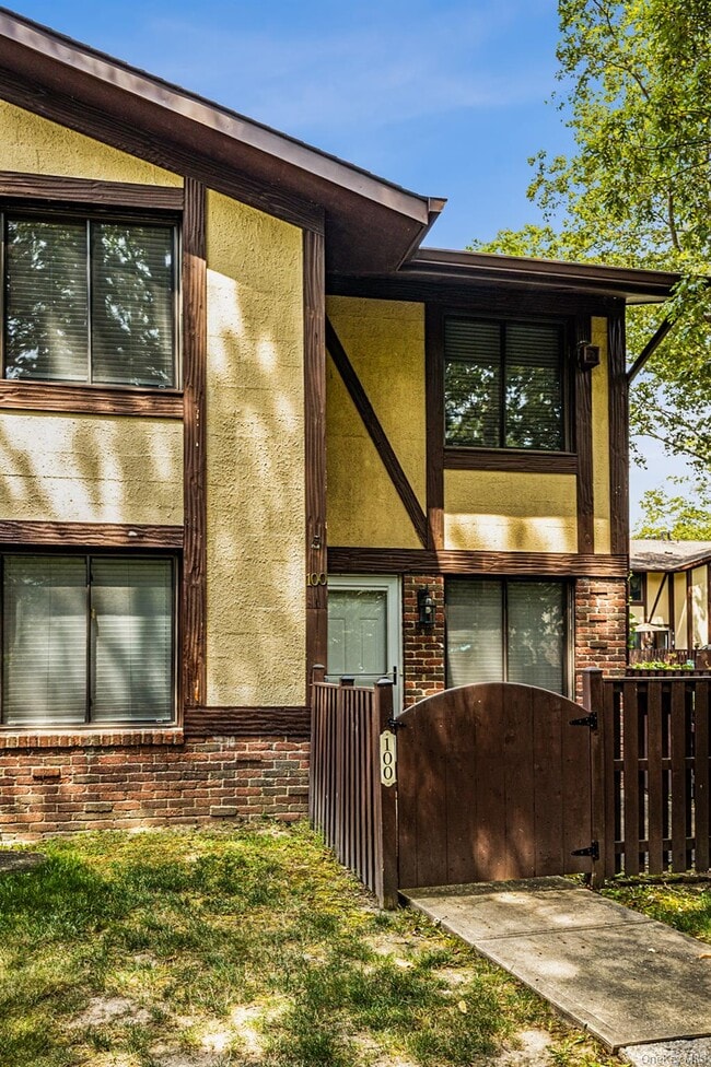 100 Glen Hollow Dr in Port Jefferson Station, NY - Building Photo - Building Photo