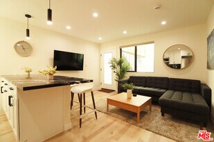 9024 Phyllis Ave in West Hollywood, CA - Building Photo