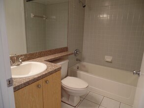 2880 N Oakland Forest Dr in Oakland Park, FL - Building Photo - Building Photo