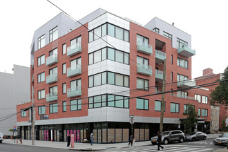 Bridgeview Luxury Residences in Astoria, NY - Building Photo - Building Photo