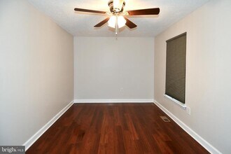 1586 Pin Oak Dr in Waldorf, MD - Foto de edificio - Building Photo