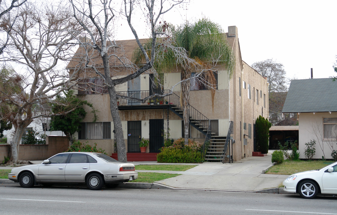 318-320 S Chevy Chase Dr in Glendale, CA - Foto de edificio