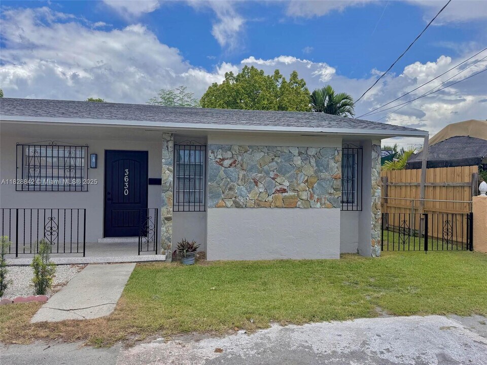3630 SW 87th Ave in Miami, FL - Building Photo