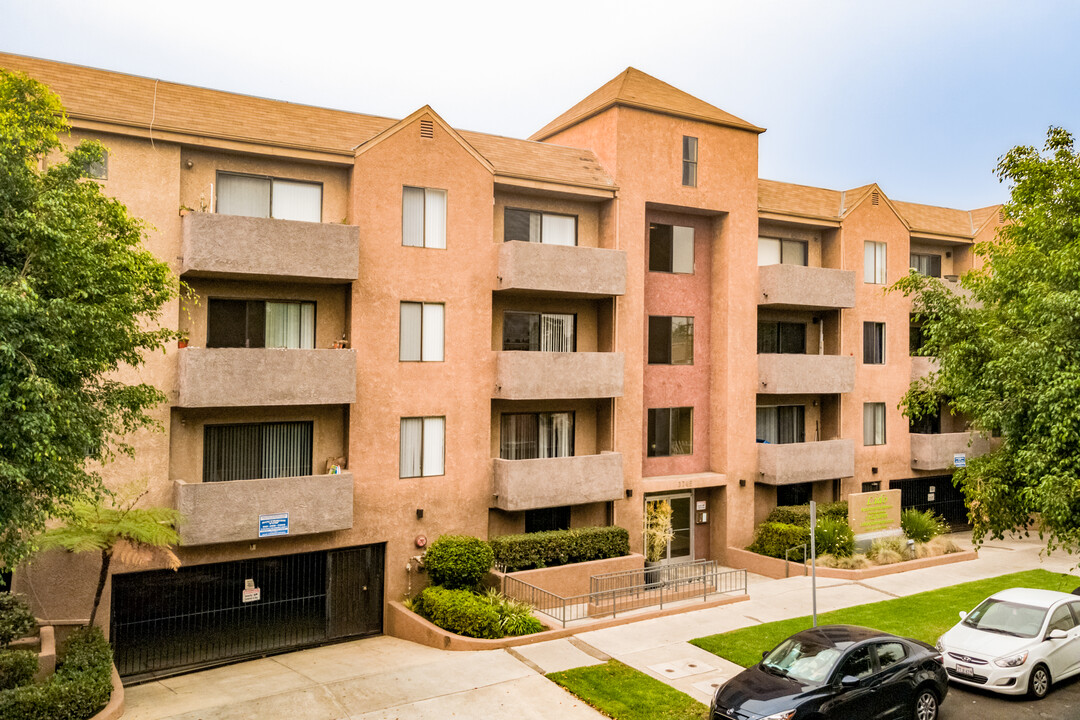 Lido Apartments - 3745 Glendon Ave in Los Angeles, CA - Foto de edificio