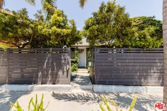 1014 Oakwood Ave in Los Angeles, CA - Building Photo - Building Photo