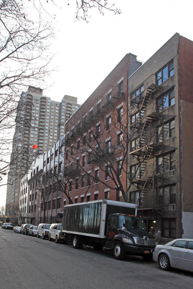 330 E 35th St in New York, NY - Building Photo - Building Photo