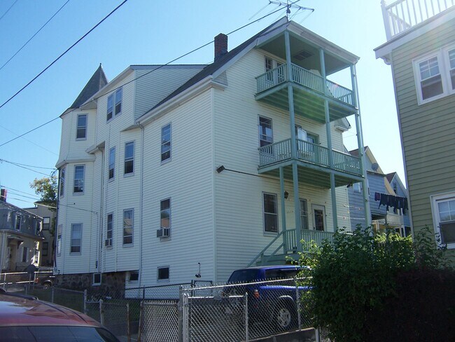 20 Dexter St, Unit 3 in Medford, MA - Building Photo - Building Photo