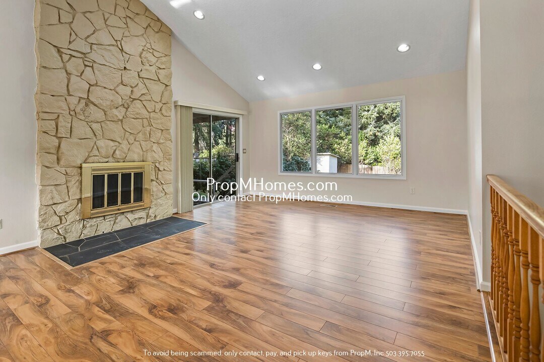 1755 Cloverleaf Rd in Lake Oswego, OR - Building Photo