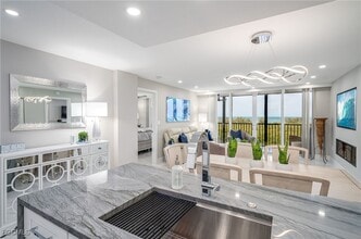 17 Bluebill Ave in Naples, FL - Foto de edificio - Building Photo