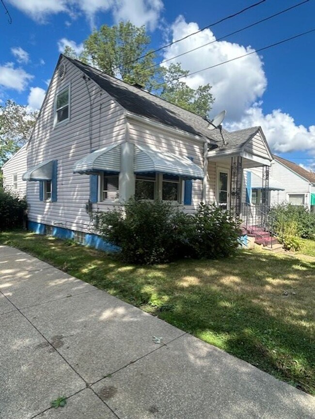 1090 Hartford Ave in Akron, OH - Building Photo - Building Photo