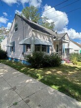 1090 Hartford Ave in Akron, OH - Foto de edificio - Building Photo
